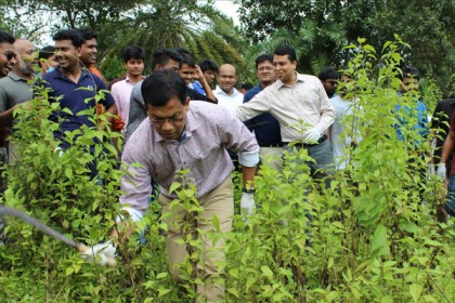 ক্যাম্পাস পরিষ্কার করলেন কুবি উপাচার্য

