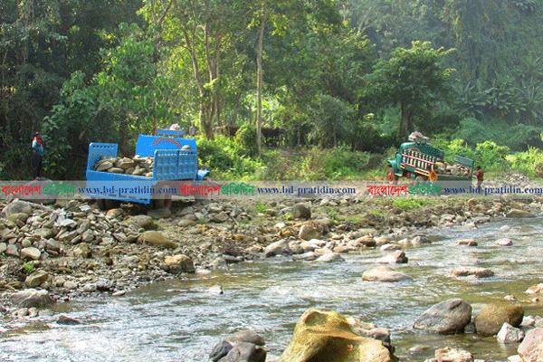 বান্দরবানে চলছে অবাধে পাথর উত্তোলন