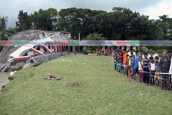 বরিশালে অর্ধশত স্থানে নদী ভাঙনে নিঃস্ব মানুষ