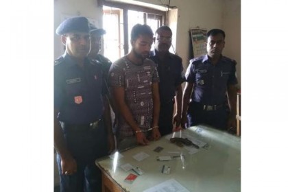 মোংলায় অস্ত্র-গুলিসহ মাদক ব্যবসায়ী আটক

