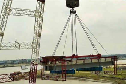 পদ্মাসেতুতে রেলওয়ে স্ল্যাব বসানোর কাজ শুরু 