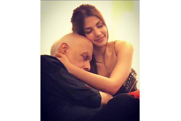 মহেশ ভাটের সঙ্গে 'অন্তরঙ্গতার' অভিযোগ নিয়ে মুখ খুললেন রিয়া