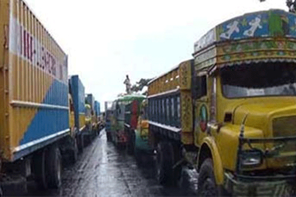 পাটুরিয়া-দৌলতদিয়ায় পারাপারের অপেক্ষায় ৪ শতাধিক ট্রাক