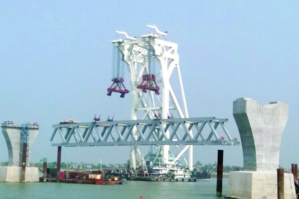 পদ্মা সেতুতে রেলওয়ে স্ল্যাব বসানো শুরু