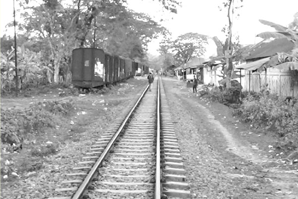 তিন রেলস্টেশন বন্ধ দুর্ভোগে লাখো মানুষ