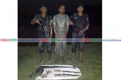 সুন্দরবনে অস্ত্রসহ জলদস্যু হালিম গাজী আটক