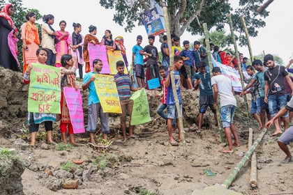খুলনায় বেড়িবাঁধ রক্ষার দাবিতে মানববন্ধন