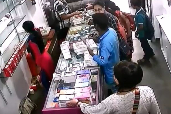 ক্রেতা সেজে মোবাইল চুরি করলেন তরুণী! (ভিডিও) 