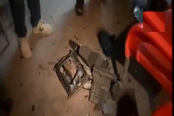 টিভির উপর রাগ ঝাড়লেন পাকিস্তানি ভক্তরা (ভিডিও)