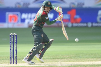 মুশফিকুর রহিমের হাতে ম্যাচ সেরার পুরস্কার