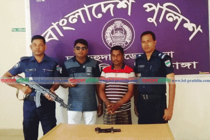 দামুড়হুদায় অস্ত্র ও গুলিসহ তালিকাভুক্ত সন্ত্রাসী আটক