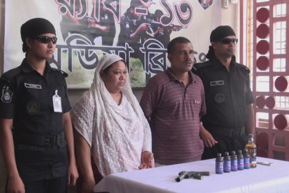 নীলফামারীতে অস্ত্রসহ স্বামী-স্ত্রী গ্রেফতার
