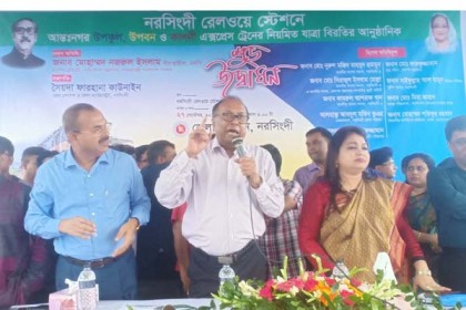 নরসিংদীতে স্বস্তির বার্তা নিয়ে থামলো ৩ ট্রেন

