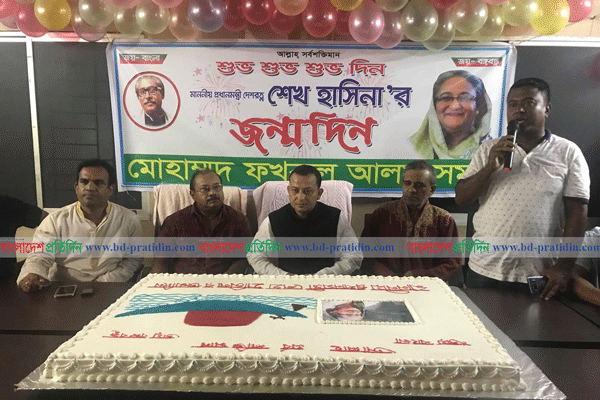শেখ হাসিনার জন্মদিনে কেক কাটলেন সাভারের নেতাকর্মীরা