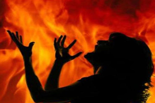 শারীরিক সম্পর্কে সাড়া না দেওয়ায় স্ত্রীকে পুড়িয়ে মারল স্বামী