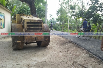 দিনাজপুরে গাছের সঙ্গে ধাক্কা লেগে রোলার চালকের মৃত্যু