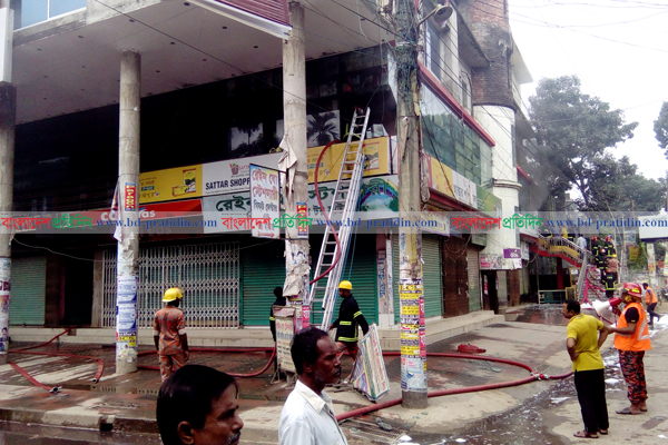 টাঙ্গাইল প্রেসক্লাবের ছাত্তার শপিং মলে ভয়াবহ অগ্নিকাণ্ড