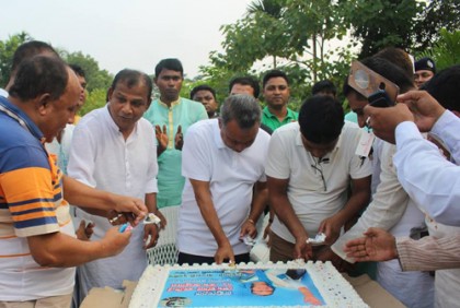 প্রধানমন্ত্রীর জন্মদিনে কেক কাটলেন এমপি একরামুল করিম চৌধুরী