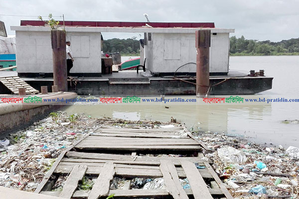 লঞ্চঘাট যেন মরণফাঁদ, দুর্ভোগ চরমে