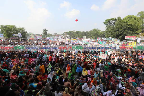 সোহরাওয়ার্দী উদ্যানে বিএনপি নেতাকর্মীদের ঢল