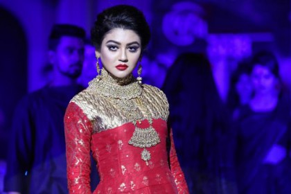 'দেবীমঞ্চ' মাতালেন 'দেবী'র তারকারা