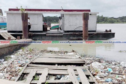 লঞ্চঘাট যেন মরণফাঁদ, দুর্ভোগ চরমে