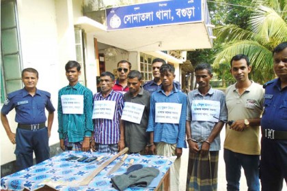 বগুড়ায় অস্ত্রসহ ৫ ডাকাত গ্রেফতার

