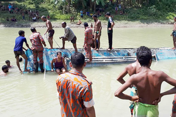 বোয়ালমারীতে নিয়ন্ত্রণ হারিয়ে বাস নদীতে, নিহত ১ 
