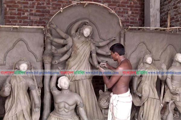 বগুড়ায় রঙের আচঁড়ে সেজে উঠার অপেক্ষায় ৬৬৪ মণ্ডপের প্রতিমা