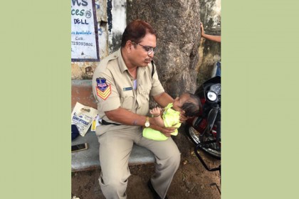 পরীক্ষা হলে মা, বাইরে বাচ্চাকে সামলালেন পুলিশ কর্মকর্তা!