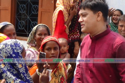 বাগেরহাটে চিত্রনায়ক শাকিল খানের গণসংযোগ

