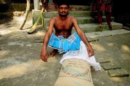 রাজাপুরে ১০ টাকা দরের চাল কালো বাজারে বিক্রি
