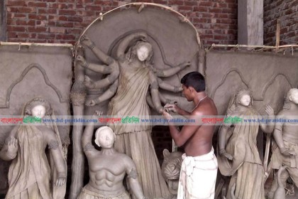 বগুড়ায় রঙের আচঁড়ে সেজে উঠার অপেক্ষায় ৬৬৪ মণ্ডপের প্রতিমা