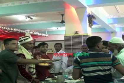 সেই 'চিংড়ি মাছ বর'কে ৩ লাখ টাকা জরিমানা
