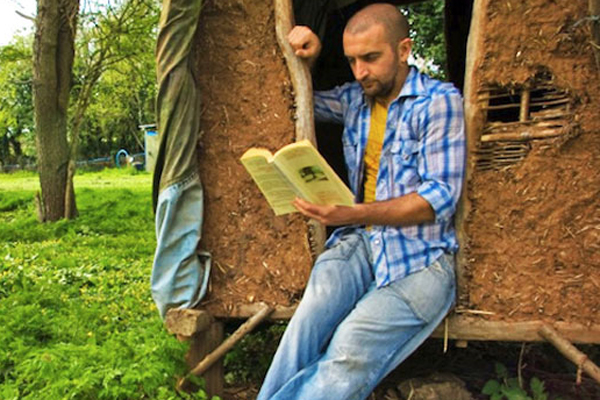 টাকা ছাড়া ১০ বছর ধরে অভিনব জীবনযাপন আইরিশ যুবকের!