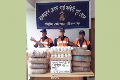 টেকনাফে কোস্টগার্ডের অভিযানে বিদেশী বিয়ার ও গাঁজা জব্দ