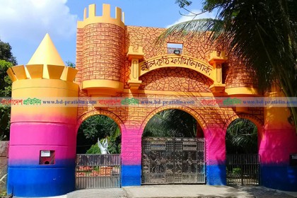 পার্কে অবাধে চলছে অসামাজিক কার্যক্রম! 
