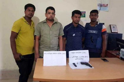 অস্ত্রসহ গ্রেফতার ২ ছাত্রলীগ নেতার বহিষ্কারের সুপারিশ