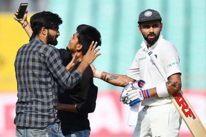 মাঠে নেমে বিরাটের সঙ্গে সেলফি ২ দর্শকের, নিরাপত্তা নিয়ে প্রশ্ন