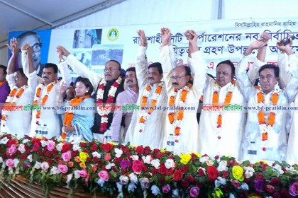 নগর ভবনে অভিষিক্ত হলেন 'স্বপ্নের ফেরিওয়ালা'