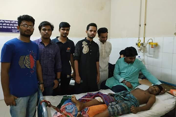 পথশিশু মনিরের পাশে ছাত্রলীগ