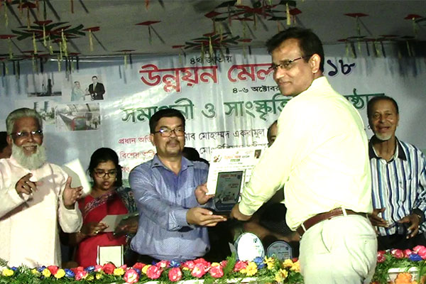 নোয়াখালীতে উন্নয়ন মেলায় বিজয়ীদের মাঝে পুরস্কার বিতরণ 