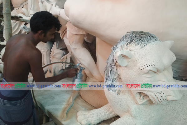 টাঙ্গাইলে চলছে শারদীয় দুর্গাপূজার শেষ মুহূর্তের কাজ 