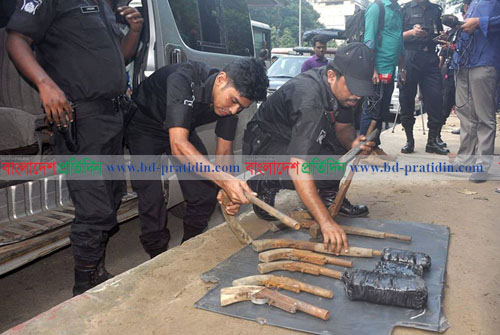 স্বরাষ্ট্র ও পররাষ্ট্র মন্ত্রণালয়ের স্টিকারযুক্ত মাইক্রোবাস থেকে ইয়াবা ও অস্ত্র উদ্ধার