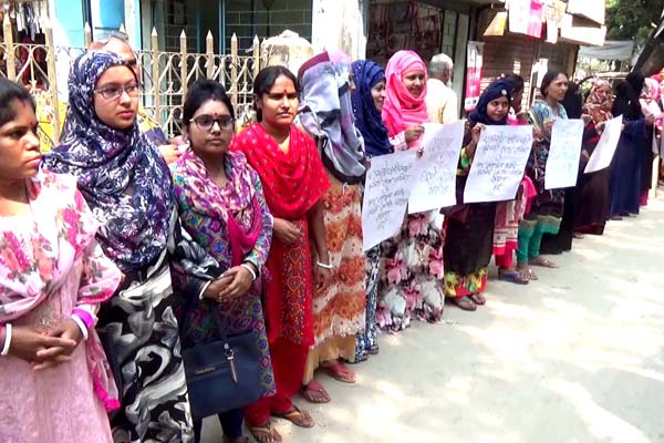 গোপালগঞ্জে চাকরি স্থায়ীকরণ ও বেতন-ভাতার দাবিতে মানববন্ধন

