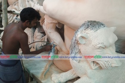 টাঙ্গাইলে চলছে শারদীয় দুর্গাপূজার শেষ মুহূর্তের কাজ 
