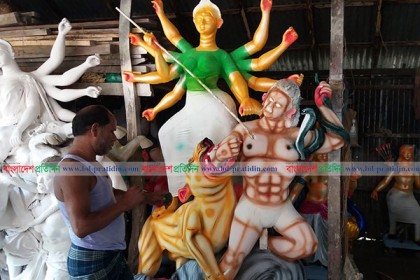 ব্যস্ত সময় পার করছেন শরীয়তপুরের প্রতিমা কারিগররা