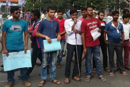 প্রতিবন্ধী কোটা বহালের দাবিতে শাহবাগে প্রতিবন্ধীদের অবস্থান