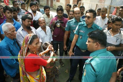 জমির উপর দিয়ে হাঁটার অপরাধে বরিশালে বৃদ্ধাকে পিটিয়ে হত্যা

