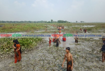 রোগমুক্তি ও মনোবাসনা পূরণের আশায় কাদাপানিতে ডুবছে মানুষ